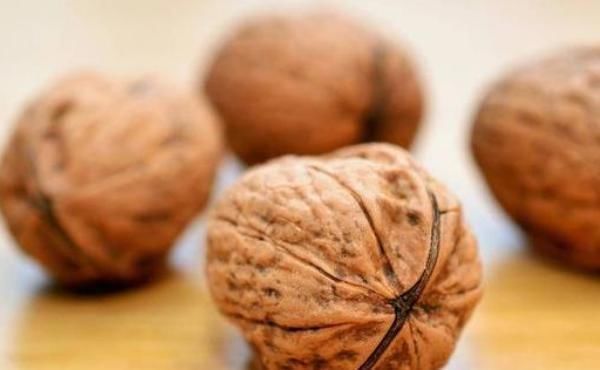 胡萝卜素|满头白发不要染,4种食物每天吃一点,头发慢慢变黑了!