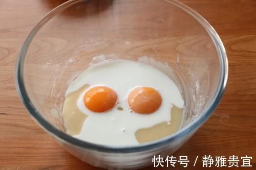 好吃|戚风纸杯蛋糕，不开裂不回缩，挤上入口即化的奶油，颜值高又好吃