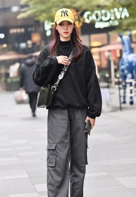 街拍：小姐姐清爽的时尚穿搭，笑容甜美可爱，魅力四射