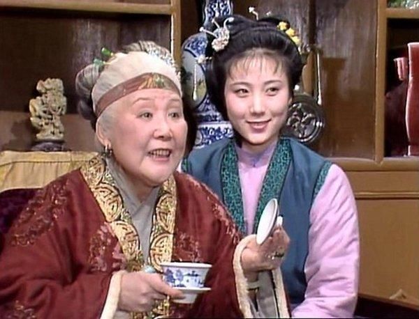 贾赦|贾赦要纳鸳鸯为妾,王熙凤为什么告诉平儿出去躲躲