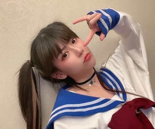 "汤臣一品"三套房的富婆有多美?周淑怡首穿水手服,网友:最多16岁