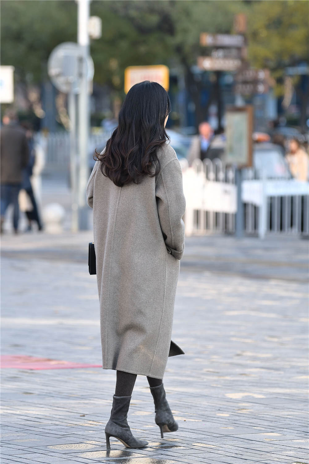 搭配 灰色尖头细跟短靴,搭配深色打底裤,灰色呢子大衣,休闲风格穿搭