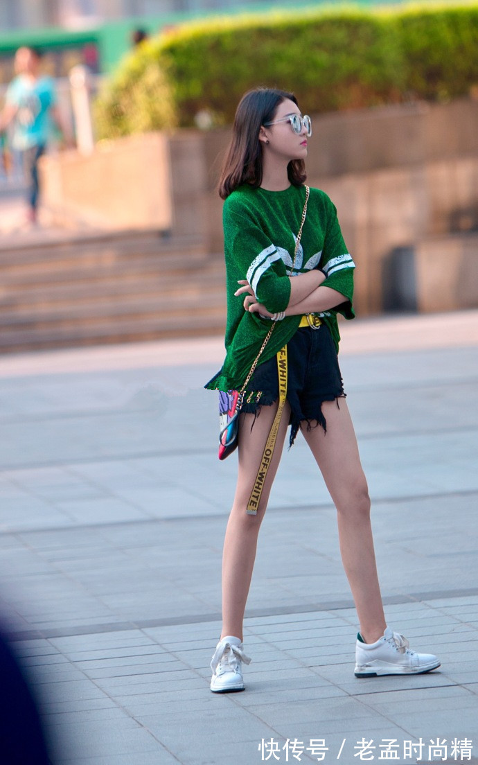 街拍|重庆街拍,百搭单品的T恤,舒服又随意,怎么搭配都好看!