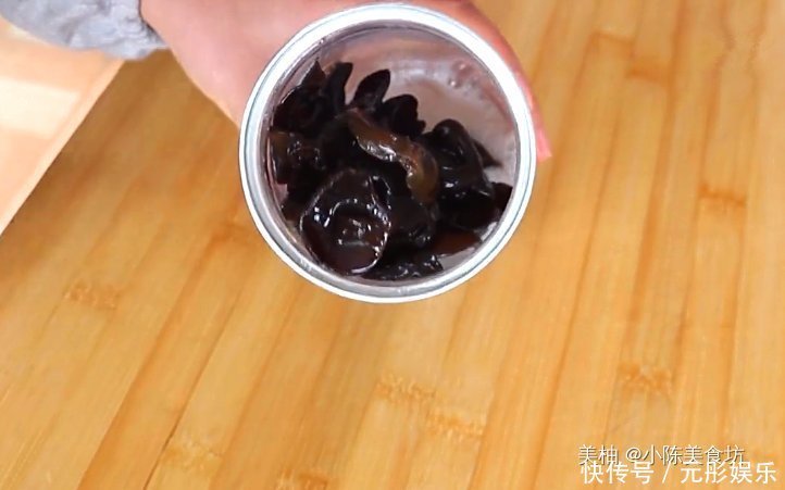 爱吃木耳的要留意了,我也是刚刚知道,看完抓紧告诉家里人