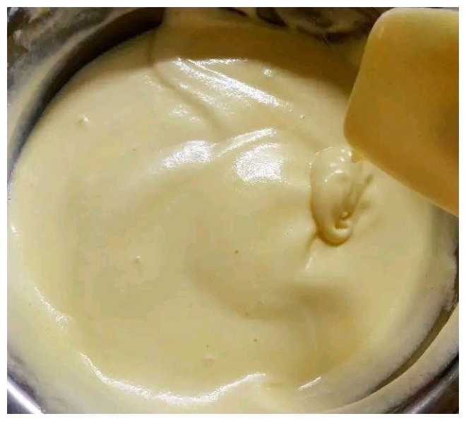 小孩嘴馋想吃蛋糕,没有淡奶油,妈妈用这个方法,酸酸甜甜更美味