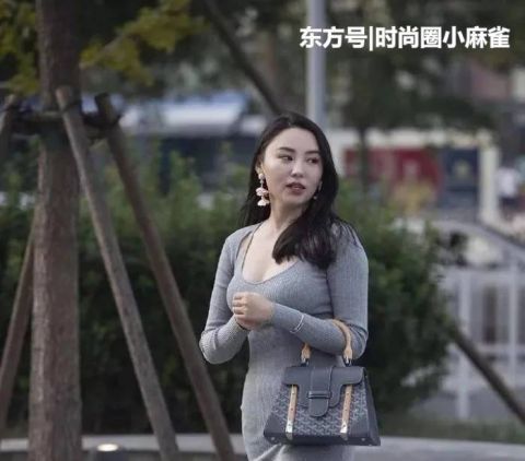 时尚|街拍穿搭打底裤的美女,贴合曲线,呈现出时尚魅力