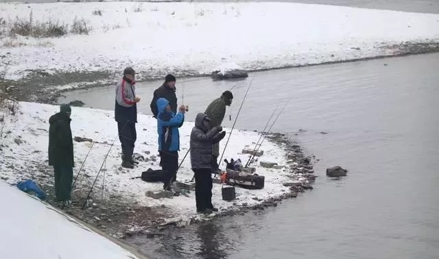 高手|冬季钓鱼鱼儿不上钩怎么办?高手教你2招,轻松就搞定