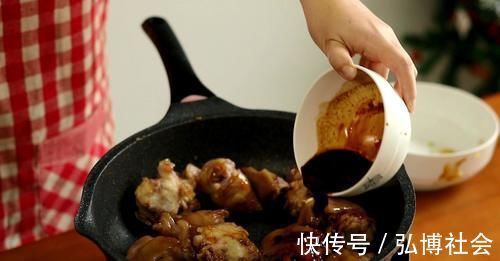 炖猪蹄怎样能上色,只要加了这“三样”,猪蹄红润脱骨,软烂入味