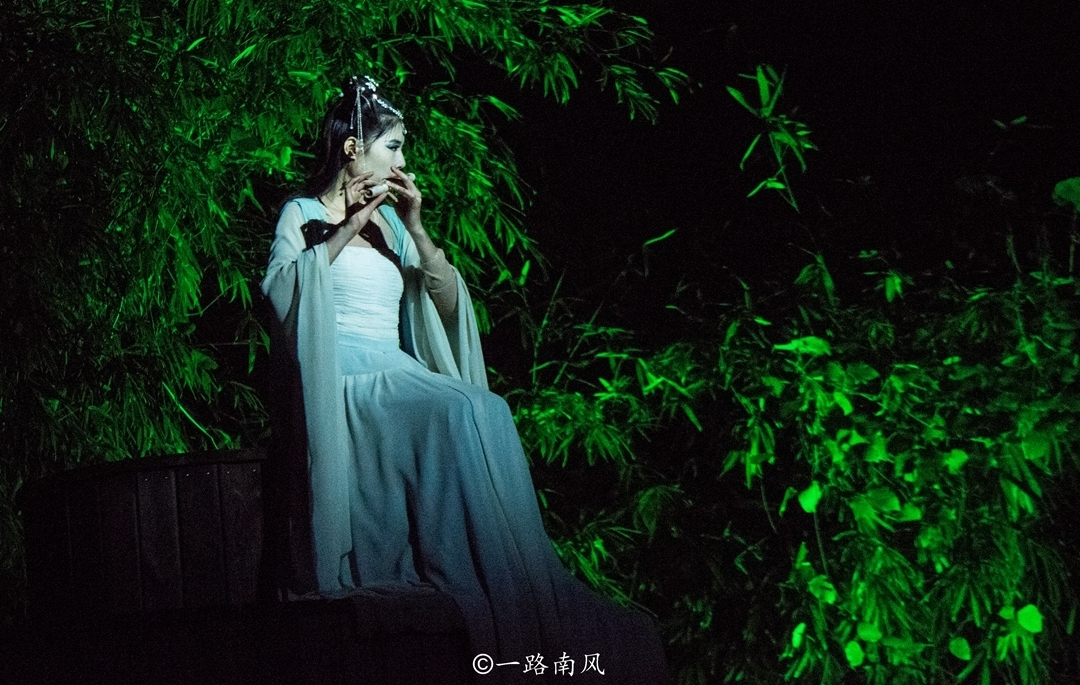 后半程|江西龙虎山出现创新演出,游客要边走边看,后半程还要坐船追着跑