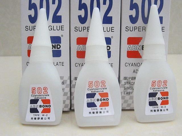 手上粘着502胶水，不用担心，用一个小东西擦一擦，立马干净