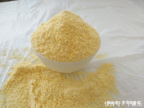 玉米面最好吃做法,开水一烫就做好,味道香,营养也超级棒!