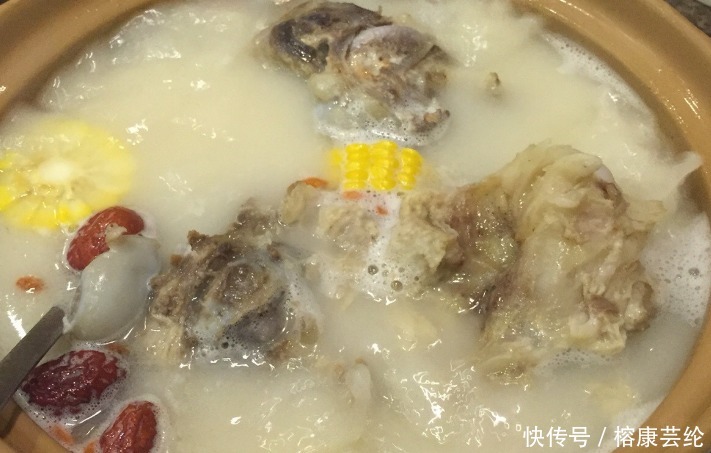 筒骨汤怎么做才好喝？放上两根它，营养丰富孩子爱喝