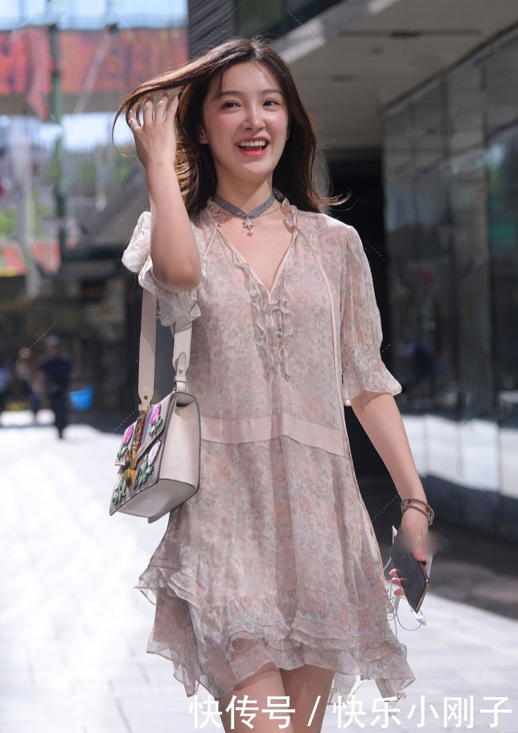 自信|浅色调的碎花裙，裙身富有设计感，整个人看上去清爽自信又好看
