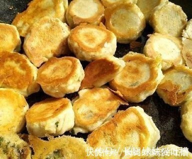 做水煎包,先放油还是先放水早餐店老板这样做,包子宣软又香酥