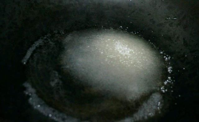 教你炒糖色的正确方法，这样炒出的糖色不发黑不发苦，味道更好