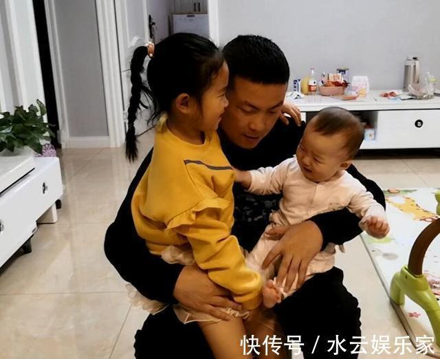 弟弟|大女儿吃醋想让爸爸抱,没想小儿子醋意更大,爸爸能分身多好