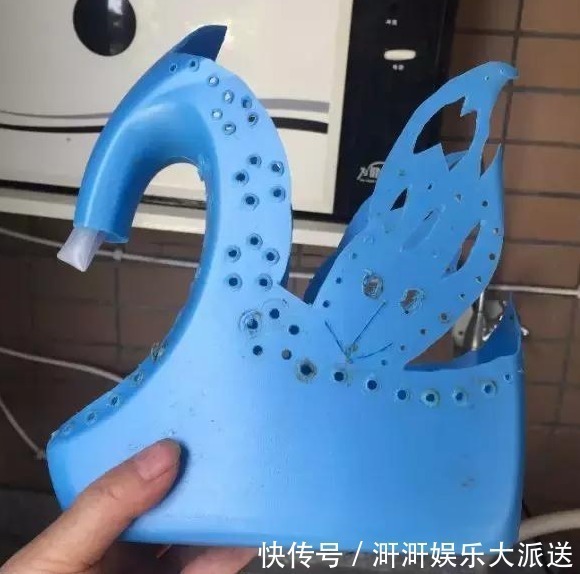 洗衣液|家中用完的“洗衣液桶”别丢了，剪上2刀，秒变养花神器，太美了