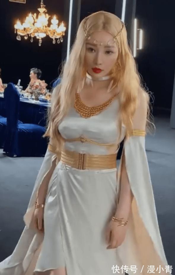 好身材|柳岩金发cos雅典娜,美艳脱俗,性感妩媚,大秀S型好身材