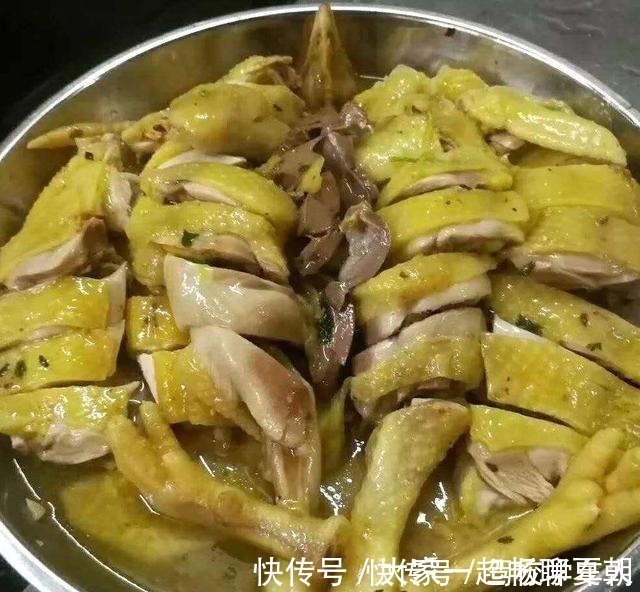 蒸鸡|广东的隔水蒸鸡，皮滑肉嫩，连骨头都入味，比白切鸡好吃100倍
