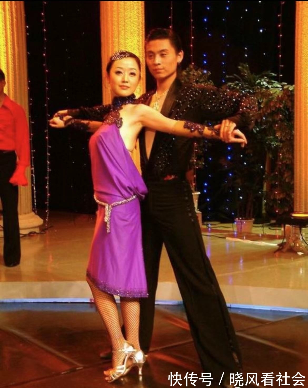 號稱紅娘專業(yè)戶的主持人倪琳,原來穿上婚紗也很漂亮