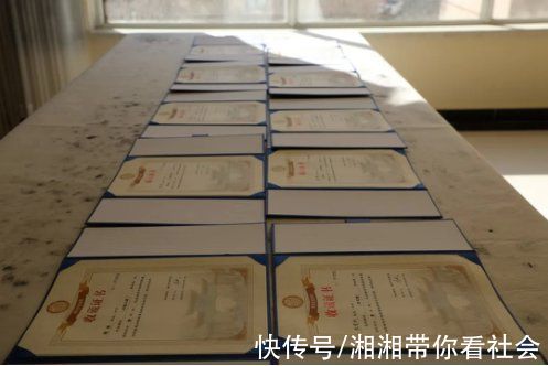 档案馆&磐石市档案馆与市鼎丰图书馆联合举办李凤龙中国画创作室捐赠作品展