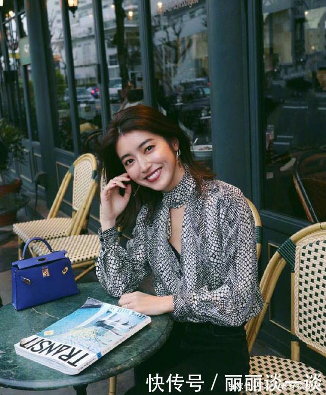 日本火了一位港风博主,基础款只要抹上红唇就时髦,大方又气质