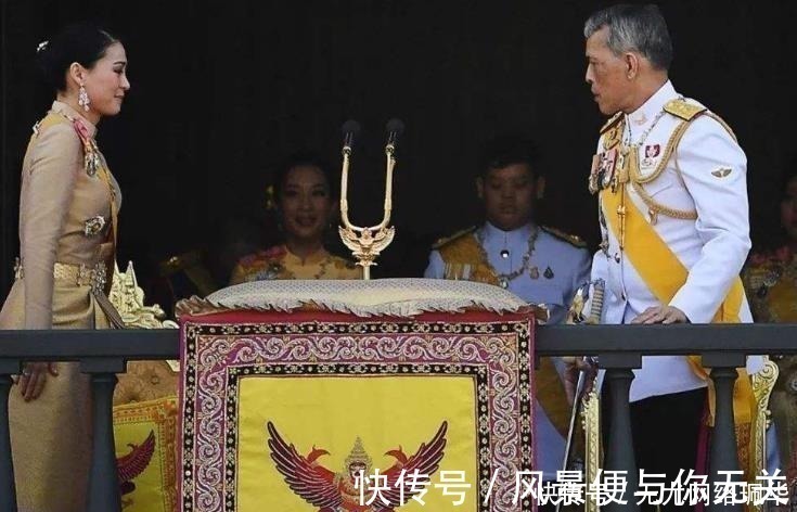 王室#42岁苏提达苦尽甘来,终于跟泰王并肩而坐,隐忍多年才母仪天下