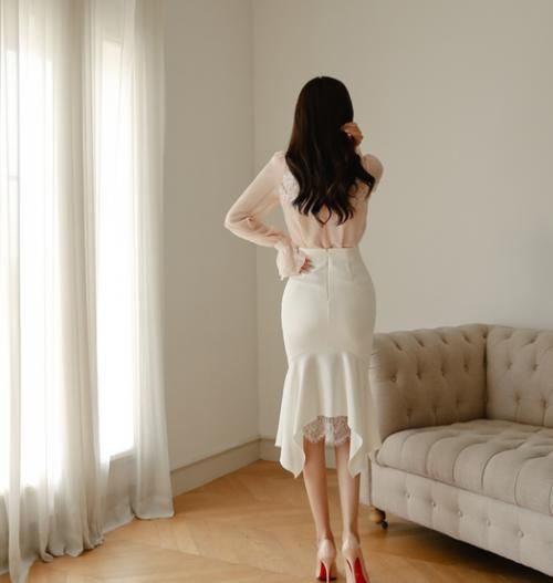美女穿搭:名媛风情穿搭,裸色雕纹透丽衣裙,十分迷人啊!