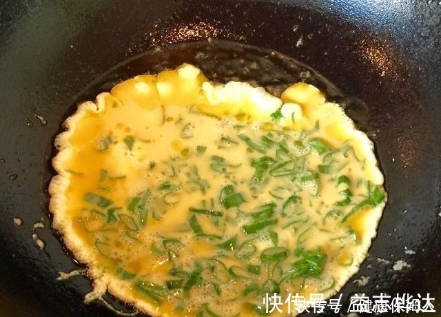 鸡蛋|做鸡蛋时,直接下锅难怪难吃,多加这一步,鸡蛋软滑鲜嫩不粘锅