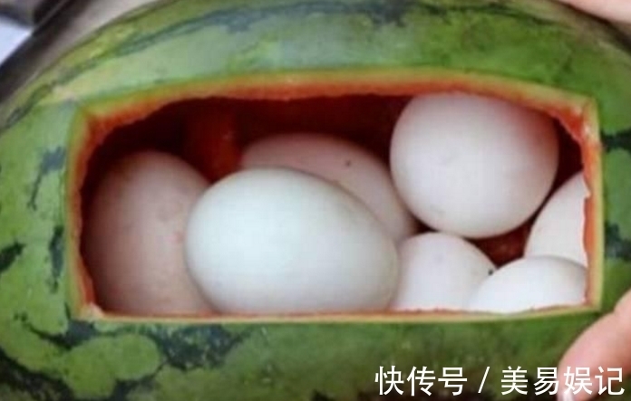 西瓜皮|女子把鸡蛋放进西瓜里煮,婆婆大骂挥霍无度,20分钟后惊喜来了