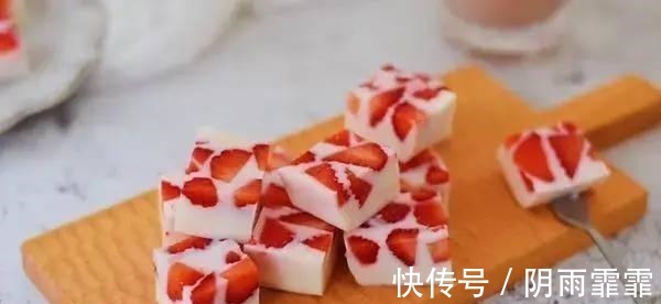 酸奶草莓冻这样做！简单4步不蒸不烤，一个奶锅就能做！