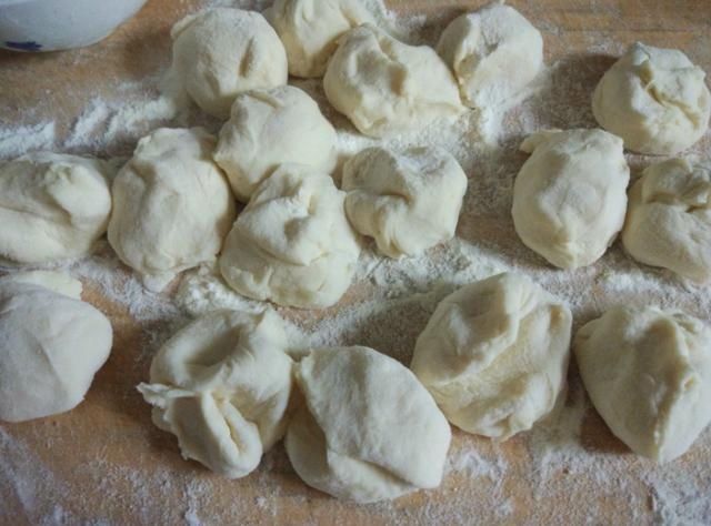 发面时，别只会加酵母！再加这2样，半小时发满盆，馒头暄软蓬松