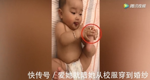宝宝|宝宝偷吃脚脚被发现,妈妈问好不好吃,宝宝回答简直太可爱了