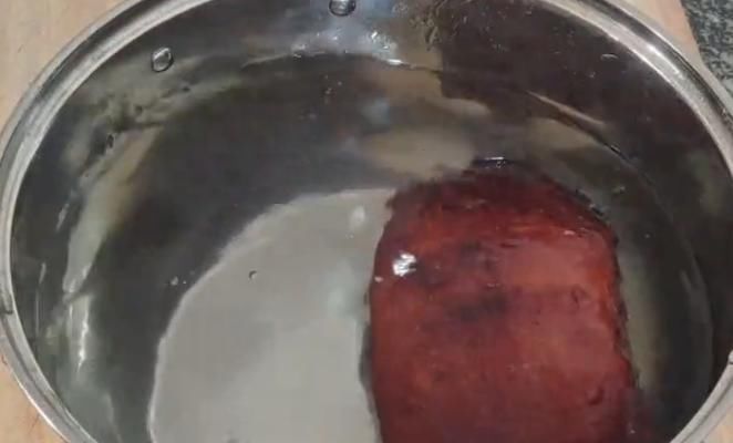 家里来客人了,来到硬菜“梅菜扣肉”,做法简单,香酥软烂