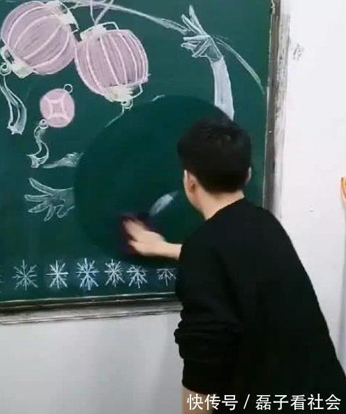 黑板!小姐姐黑板上画冰雪女王,惟妙惟肖,下一刻却被男生直接擦掉!