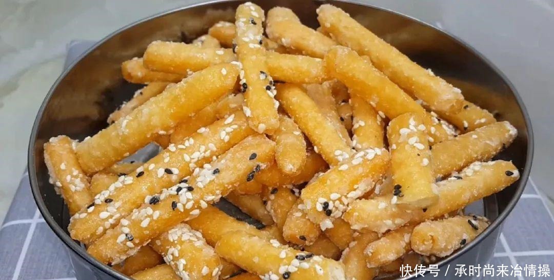 小油条|糯米粉这样做才好吃,开水一烫,个个焦脆又香酥,比麻花油条好吃