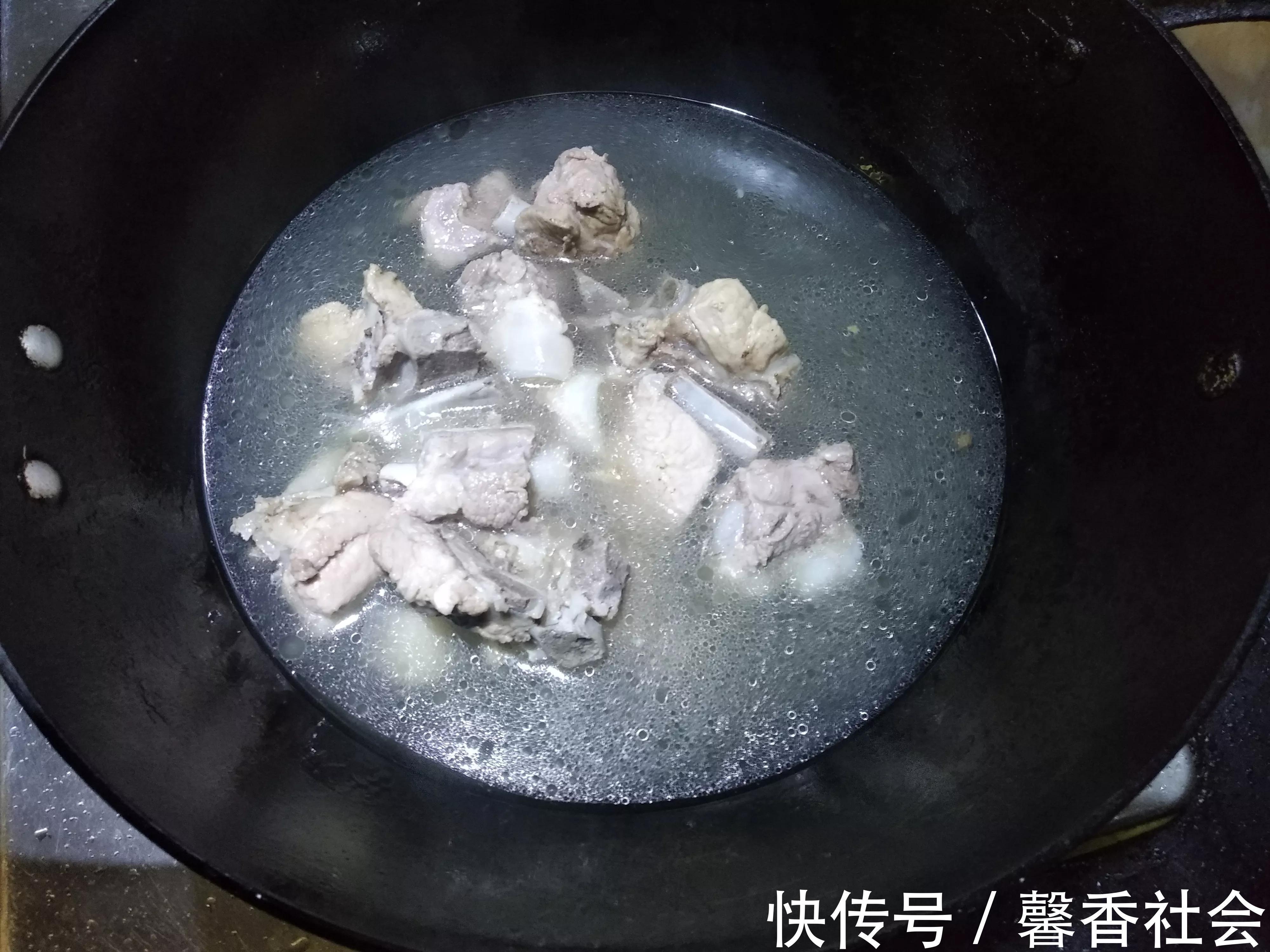 窍门|烀猪肉煮排骨，记住“3不放2窍门”，肉香味浓无腥味，瘦肉还不柴
