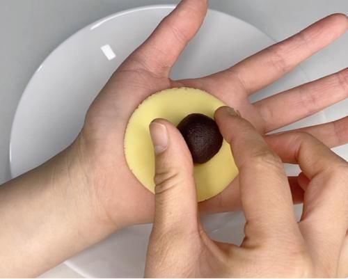 软萌可爱的烧果子，搭配香甜软糯的豆沙馅，做法超简单