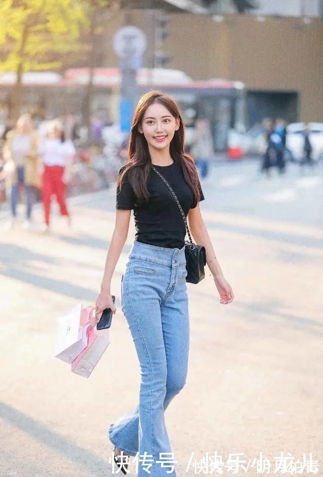 气质 一副冷淡的模样,整体给人一种距离感,不是人人能穿出来的气质美