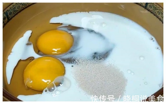 面包在家就能做，一碗面粉搭配两个鸡蛋，不用烤箱，出锅就能吃！