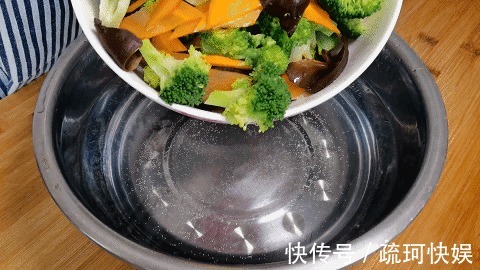 做法|西兰花百吃不厌的做法,不炒不炖,一焯一拌,比肉菜还受欢迎