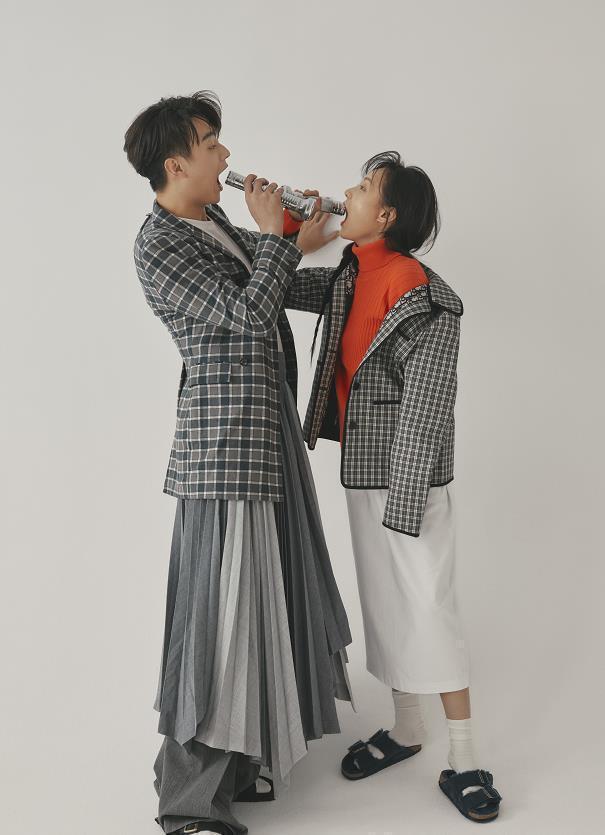 |许凯李一桐合体拍杂志,两人搞笑互动关系好,男帅女美超级养眼