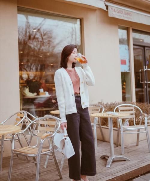 收起阔腿裤吧！现在腿短、腿粗的女人流行穿高筒裤，气质显高显瘦