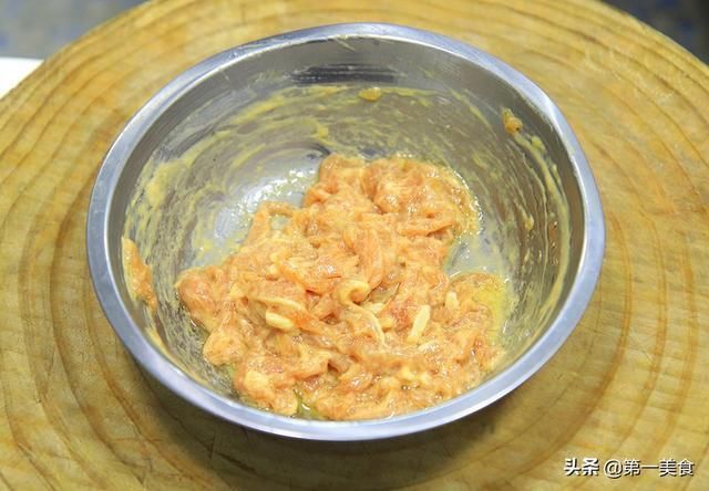 红椒|黄花菜炒肉丝很多人第一步就做错了，难怪不好吃，大厨教你如何做