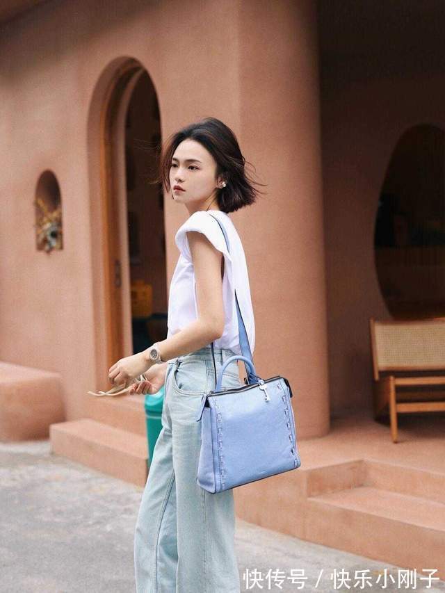 毛衣|秋天如何穿出高级感?用毛衣内搭白衬衫和牛仔裤,照看都好看