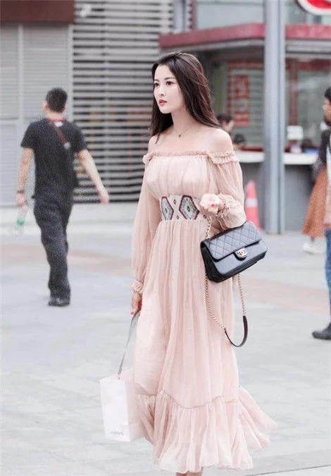 街拍:小姐姐看上去气场十足,给人的感觉温婉而又大方