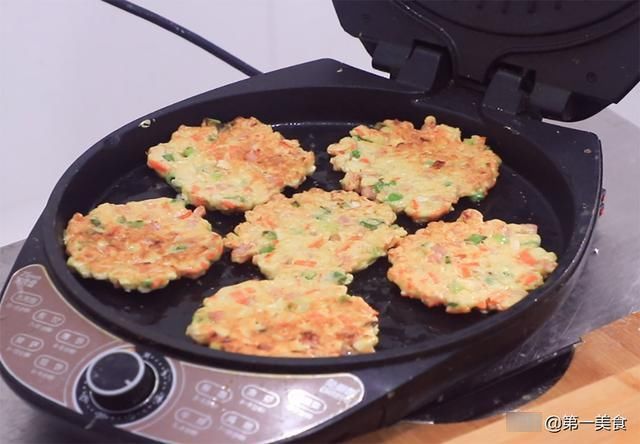 一滴水|厨师长教你豆腐新吃法，不加一滴水做出外酥里嫩的煎饼，简单易学