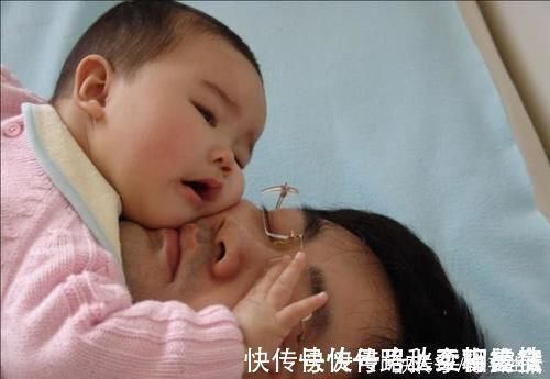 宝宝|爸爸陪娃睡觉,醒后发现娃不见了,吓坏了赶紧找,结果自己都乐了