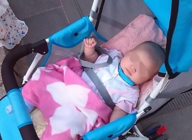 宝宝|4个月宝宝被查出“脊柱变形”,只因妈妈带他出门时,总爱这么做