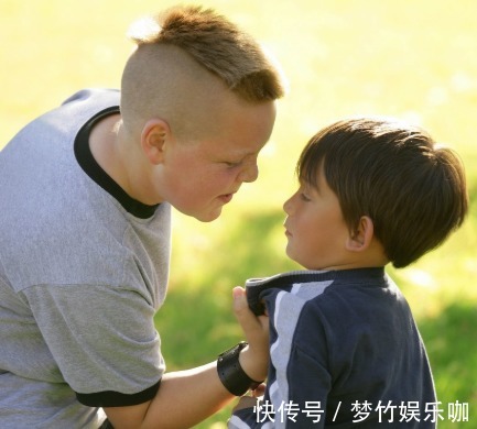 爸妈|孩子被欺负,“打回去和告诉老师”都没用,聪明爸妈这么做